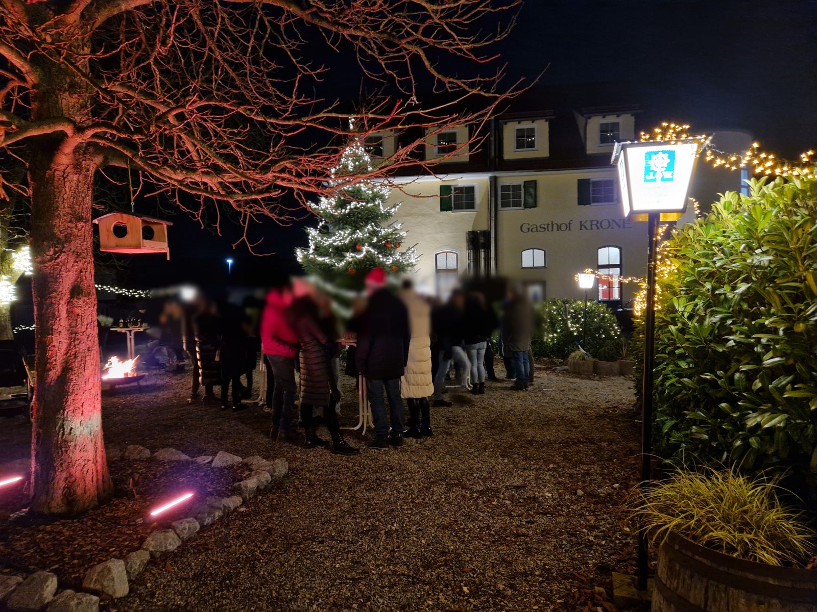 Beleuchtete Kastanien im Biergarten am Adventssonntag