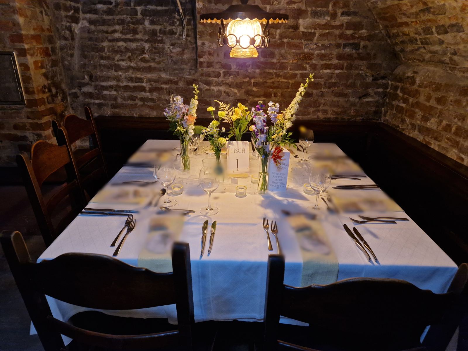 Tischdekoration mit Blumen für die Hochzeitsfeier
