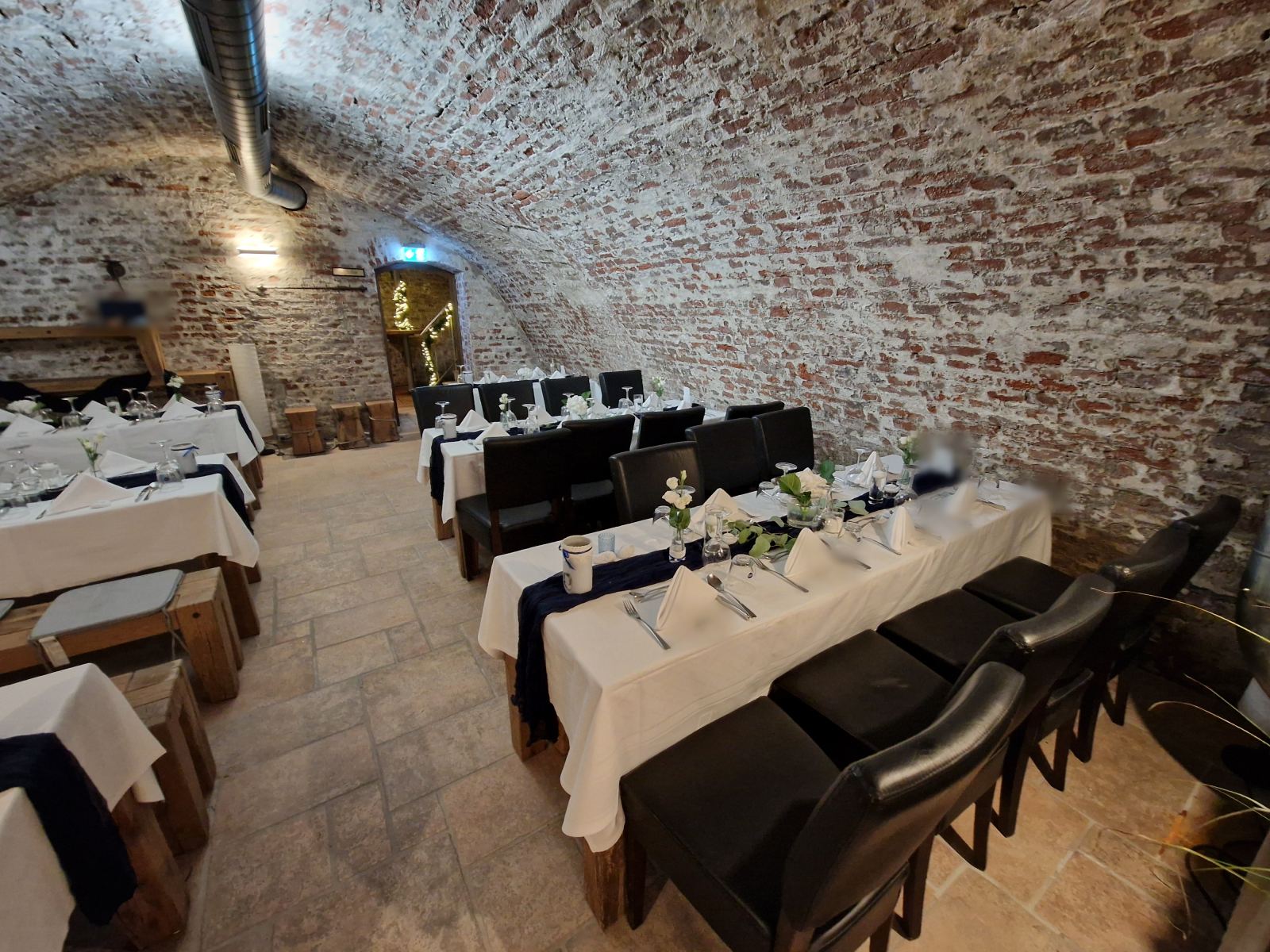 Lange Hochzeitstafeln unter dem historischen Ziegelgewölbe