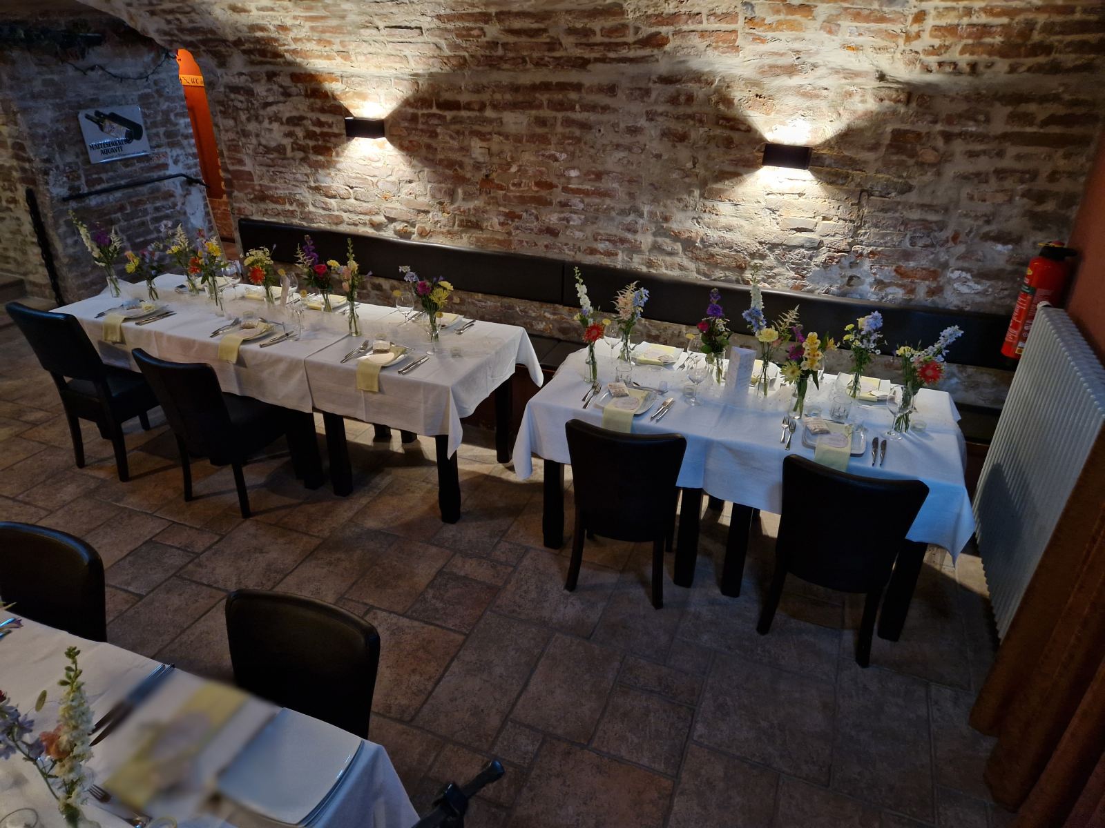 Blumengeschmückte Tafeln im Gewölbekeller