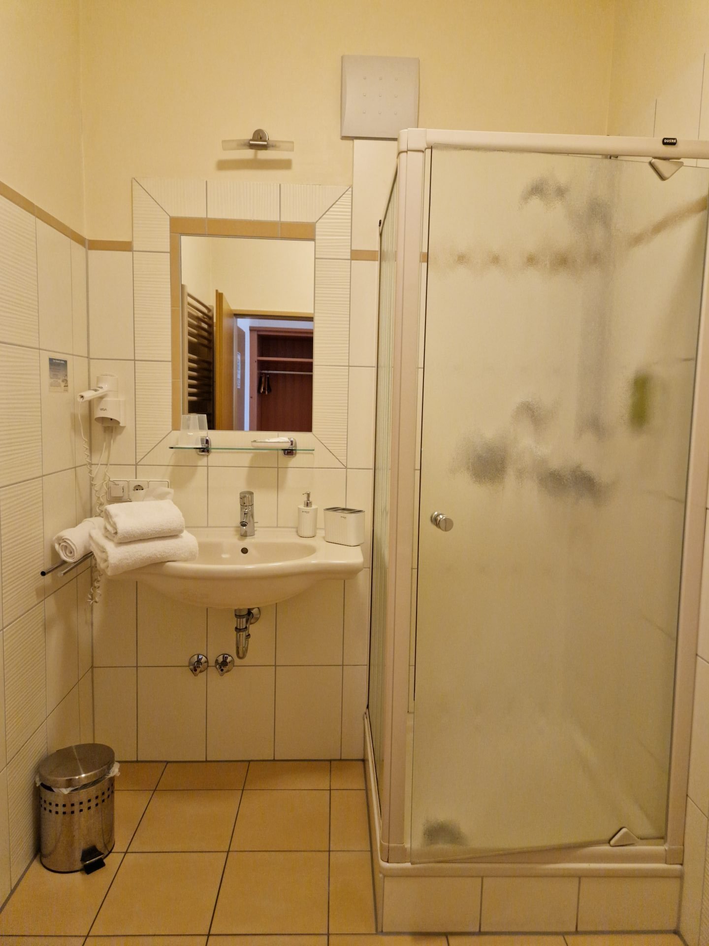 Doppelzimmer 03 Bad 1
