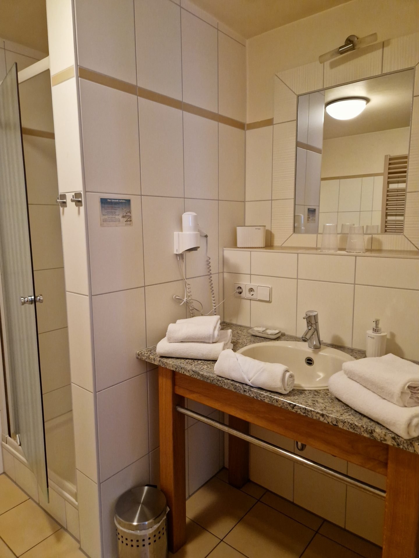 Doppelzimmer 09 Bad 1