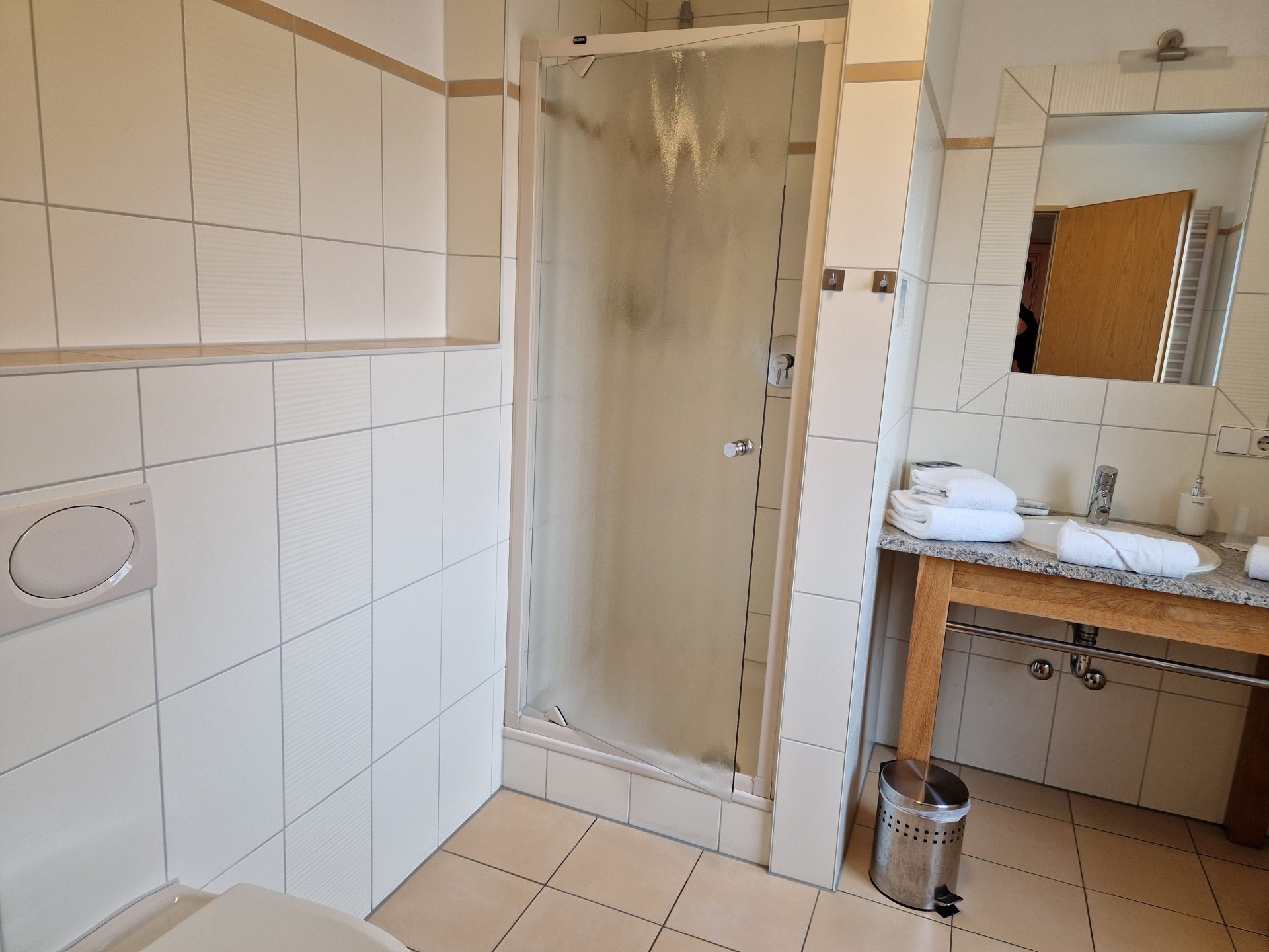 Doppelzimmer 10 Bad 1