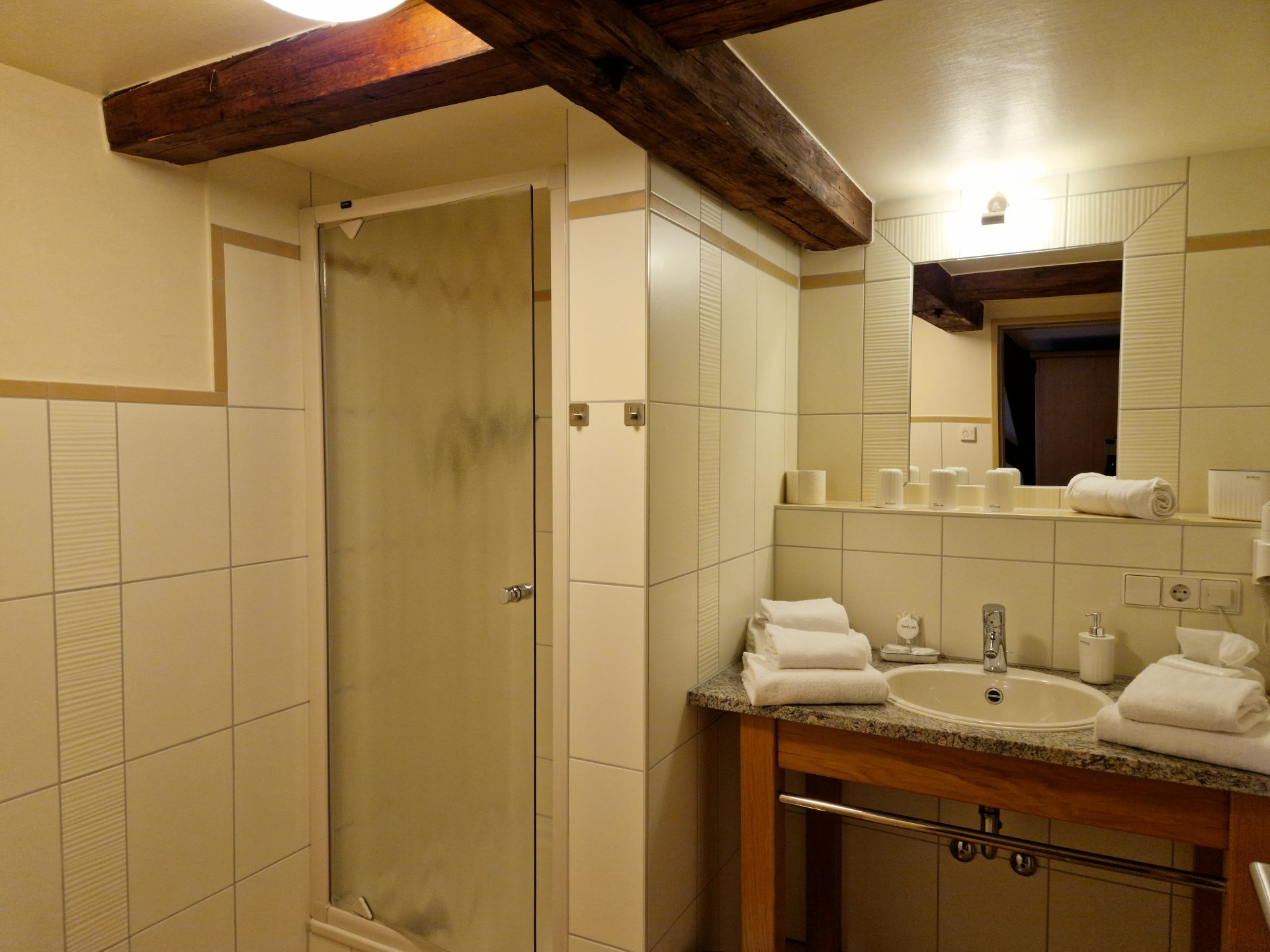 Dreibettzimmer 13 Bad 1