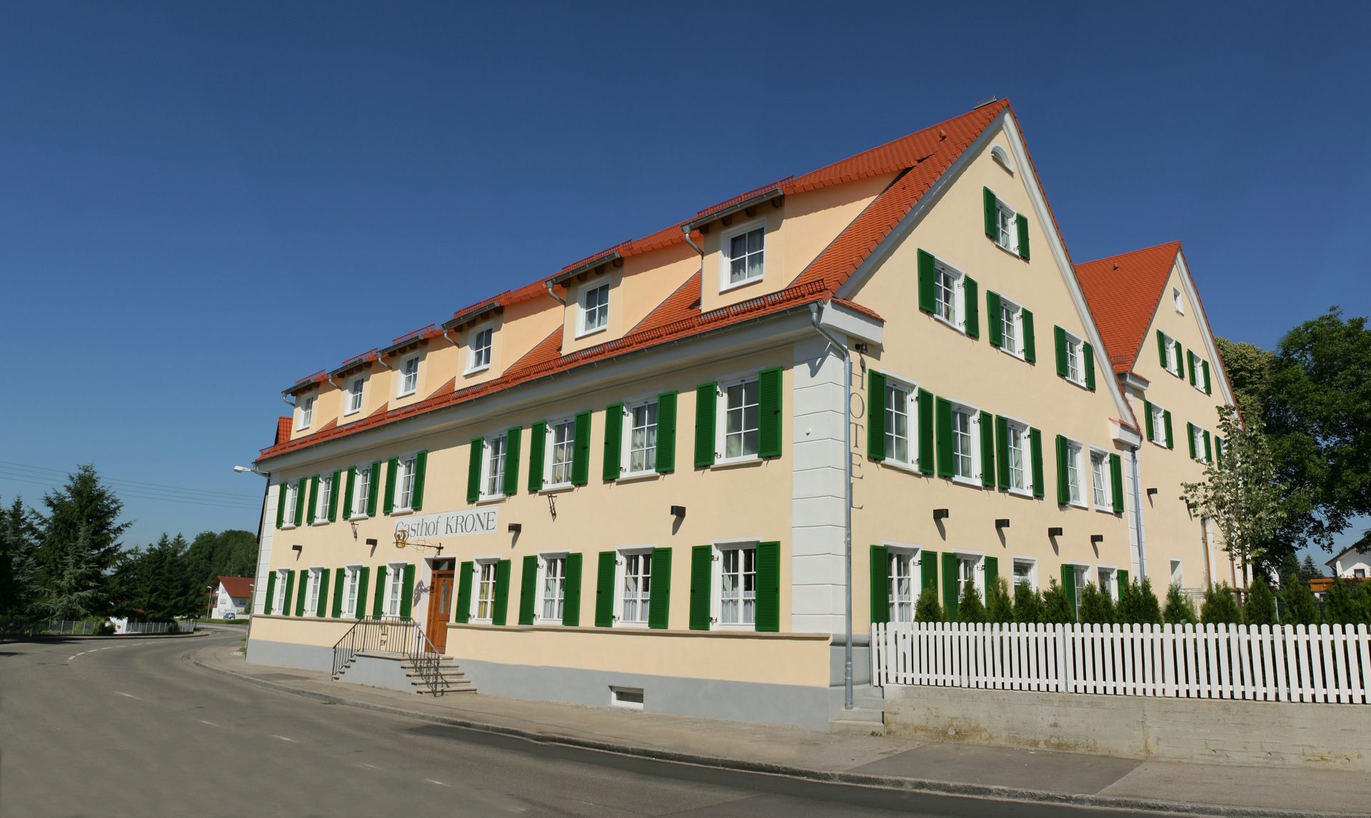 Landgasthof Krone Schierhuber Außenansicht von der Straße