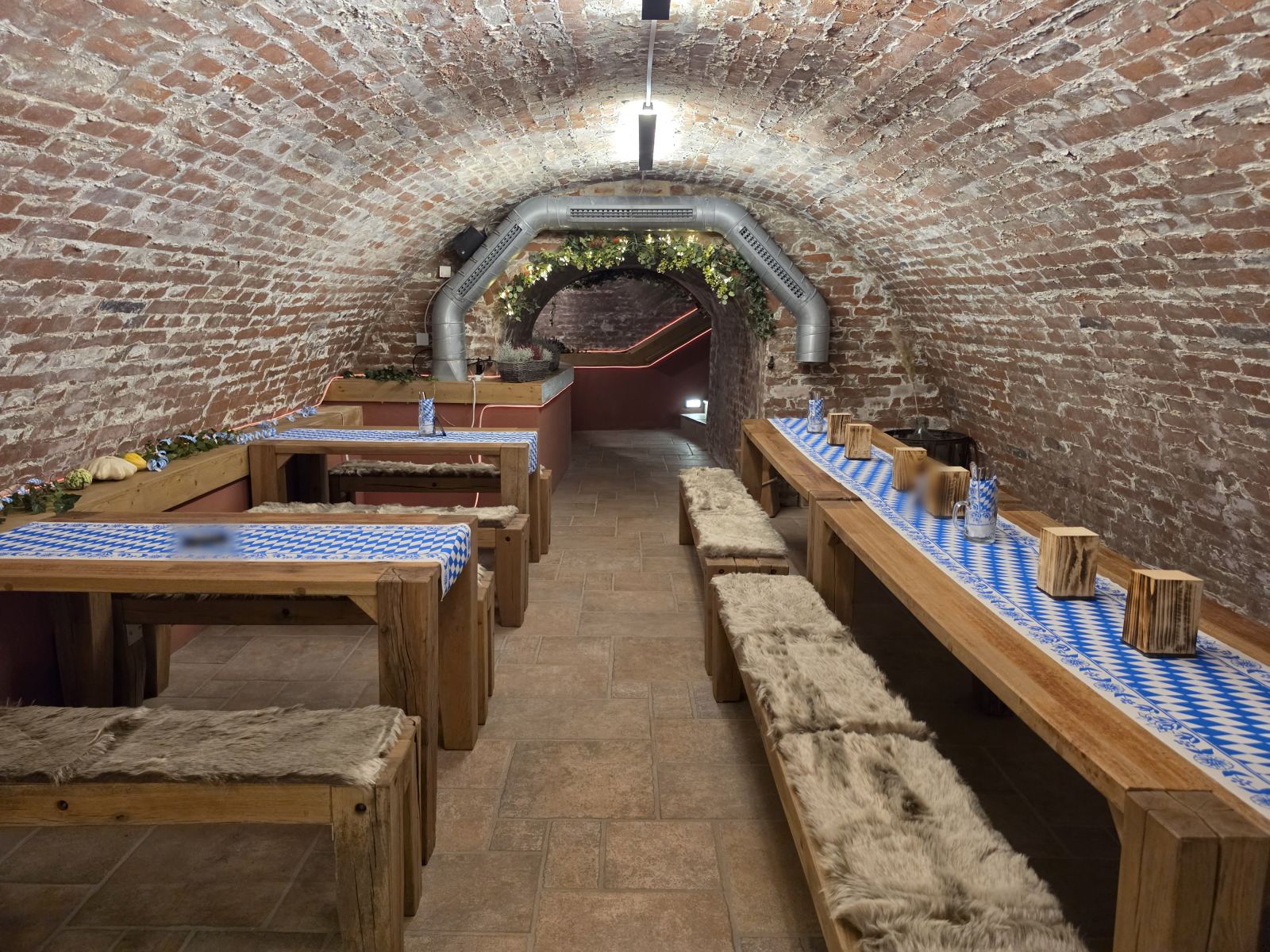 Eingedeckte Tafeln im Gewölbekeller