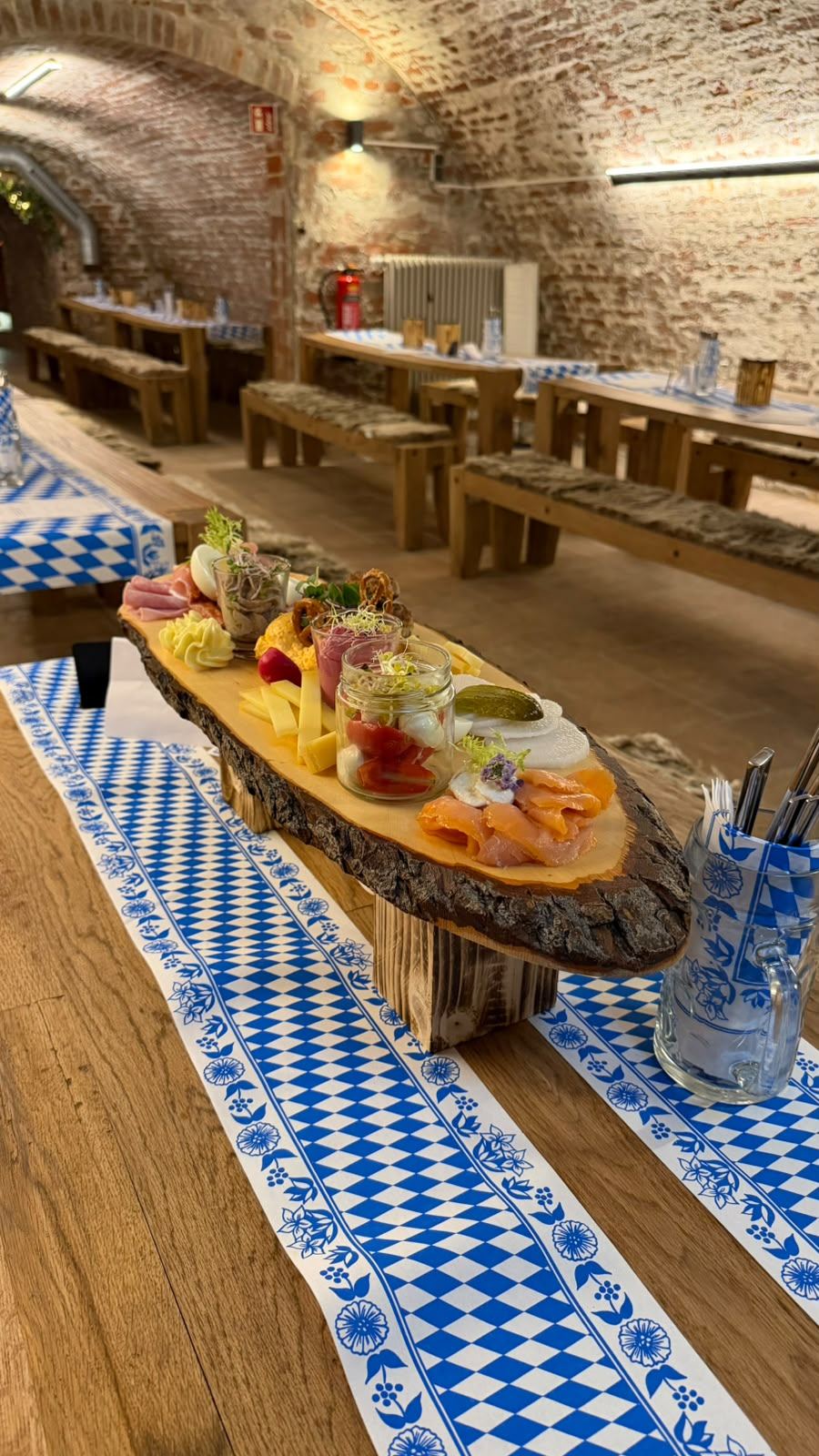 Vesperplatte auf der Tafel im Gewölbekeller