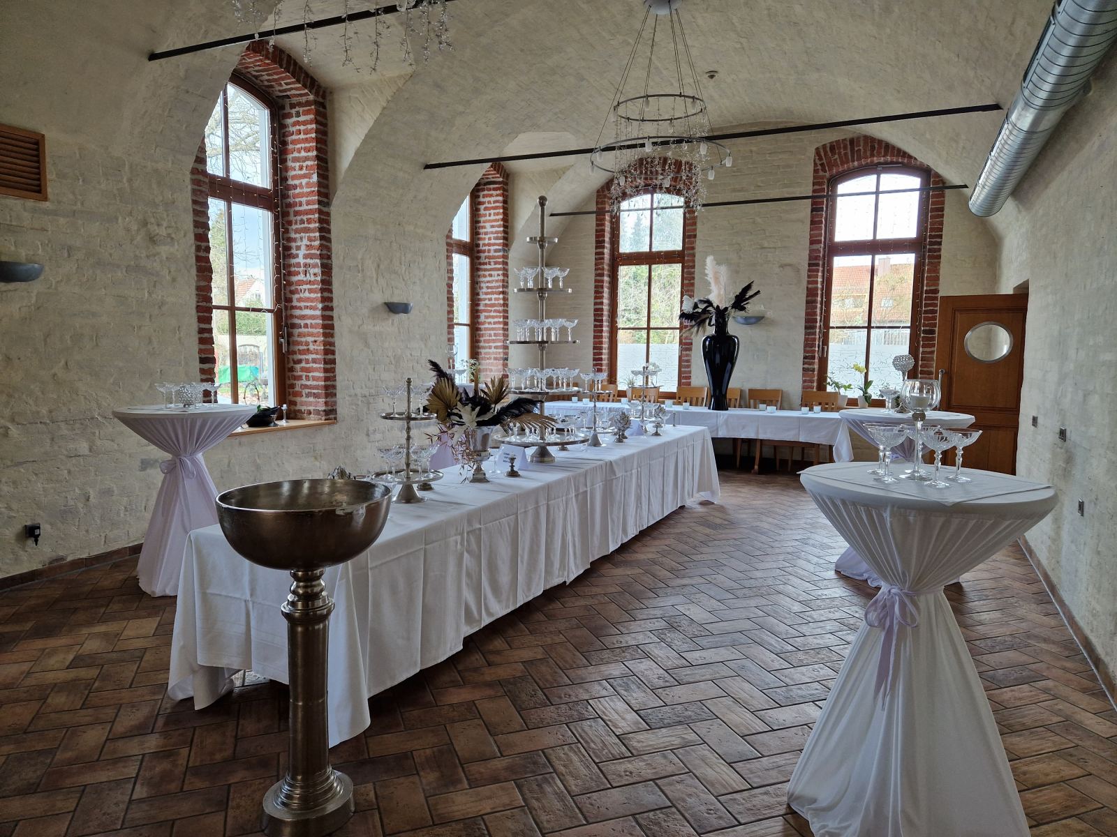 Oberes Gewölbe mit Stehtischen und Buffet