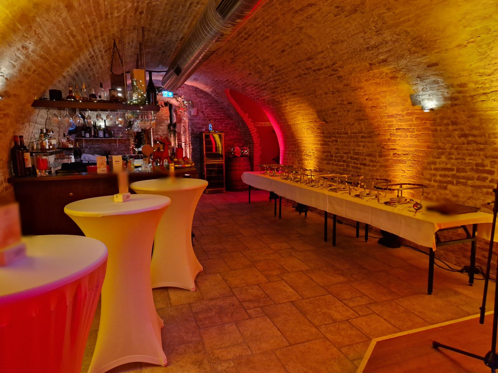 Bar mit Stehtischen und Buffet im Gewölbekeller